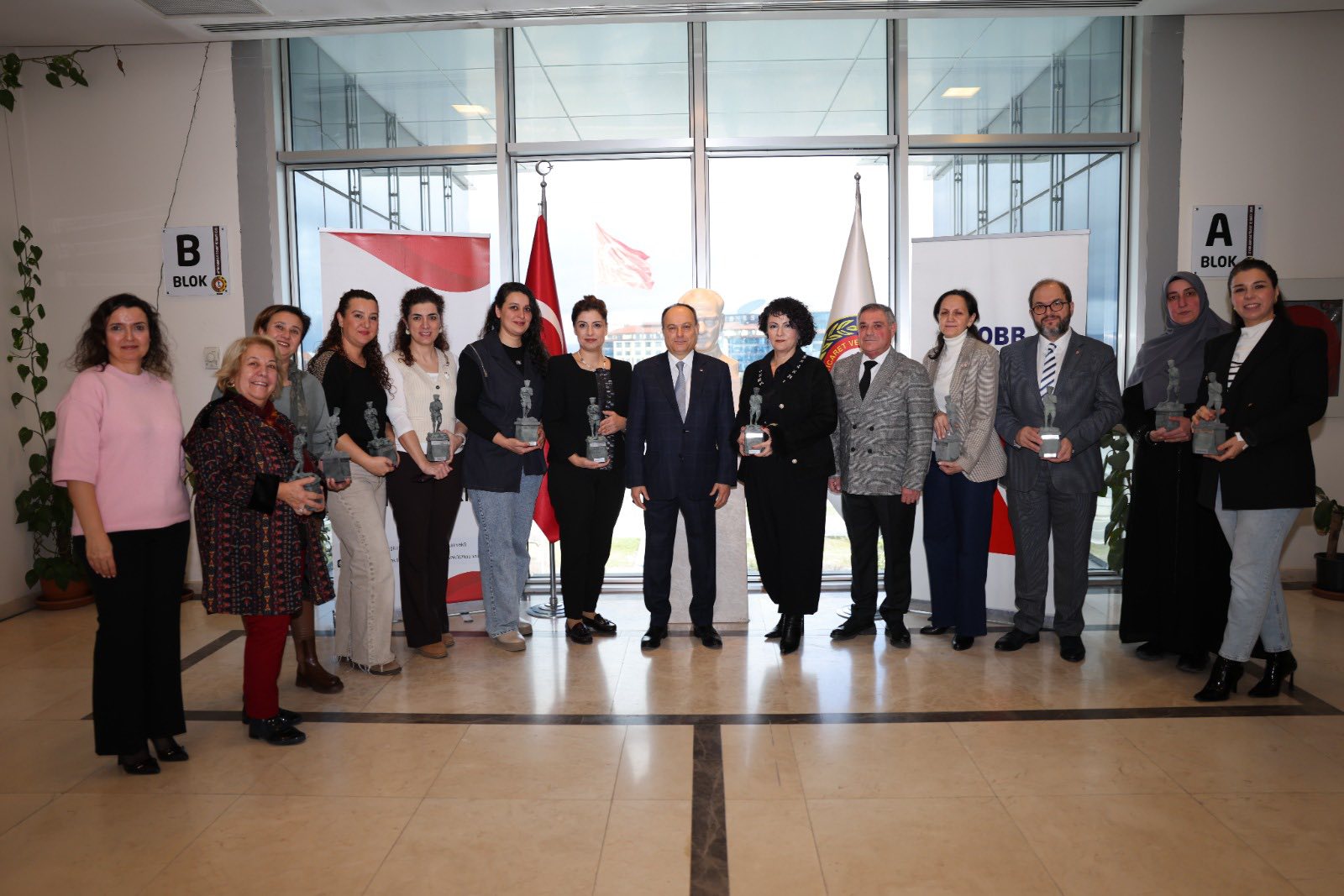 Serteser’den Eğitim Vakfı’na Destek Veren İsimlere Teşekkür Plaketi